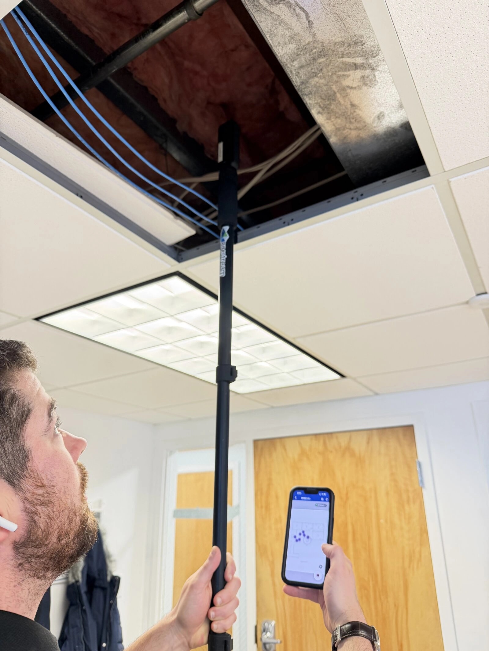 Field technician using 360° camera with BIMstream Field mobile app